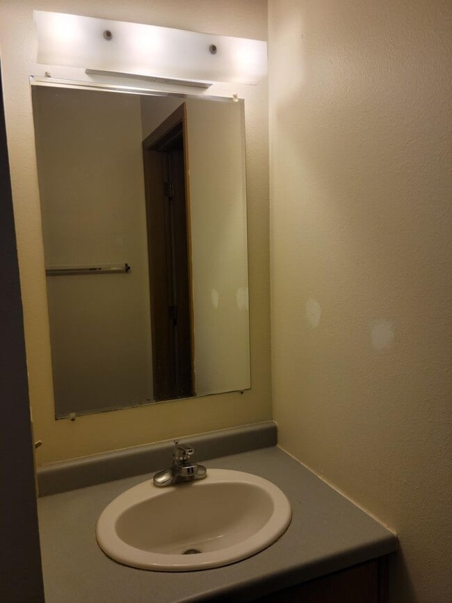 Building Photo - 5 bedroom 2 Bathroom 4 level townhome