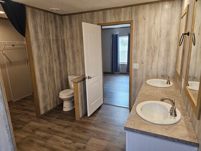 Building Photo - 737 Long Branch Rd