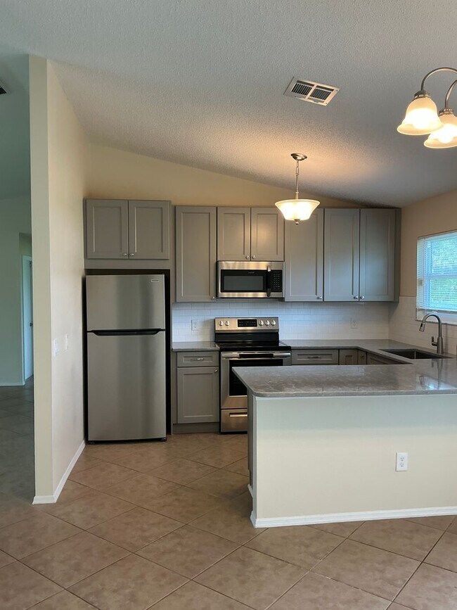 Building Photo - Beautiful  3 / 2  rental home