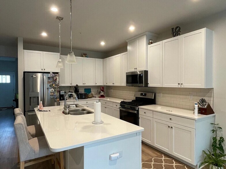 Building Photo - 112 Azalea Dr