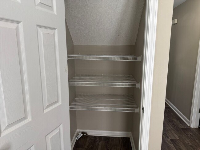 Building Photo - $1425/18 month lease or $1450/12 month lease.