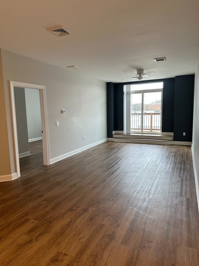 Living Area/balcny - 45 Ellicott St