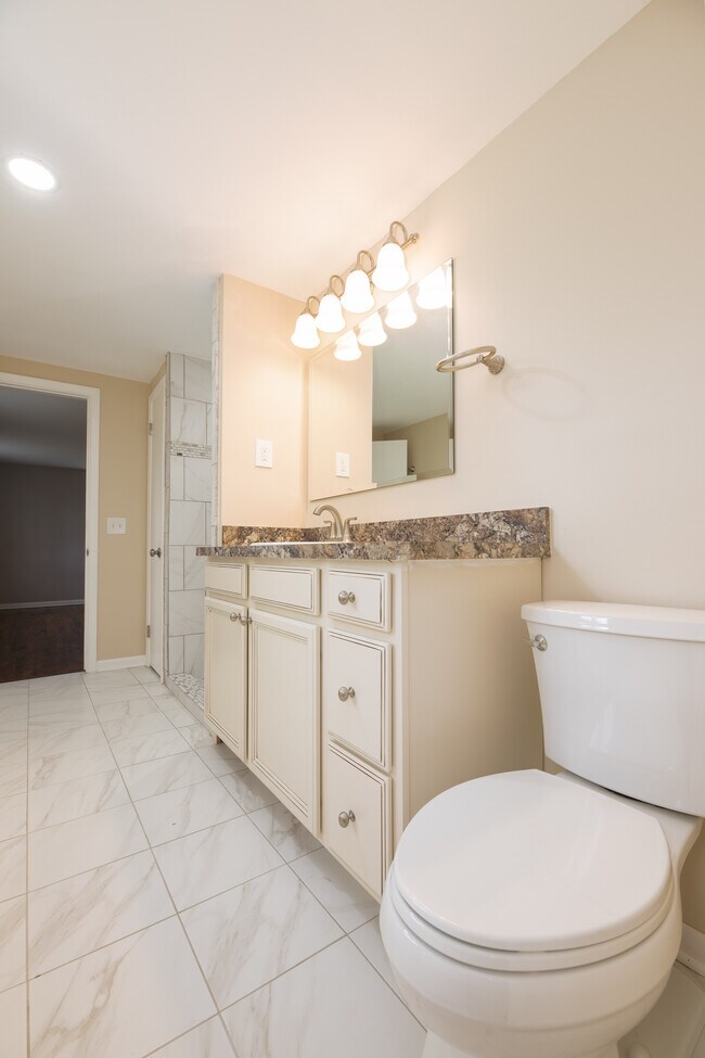 Master Bath Upstairs - 15472 Brewster Rd