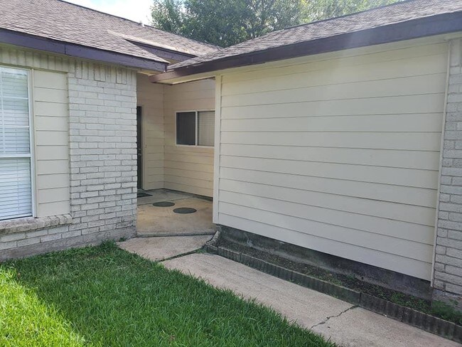 Building Photo - 10023 Towne Mist Dr
