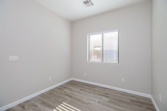 Building Photo - 2593 S Powell Rd