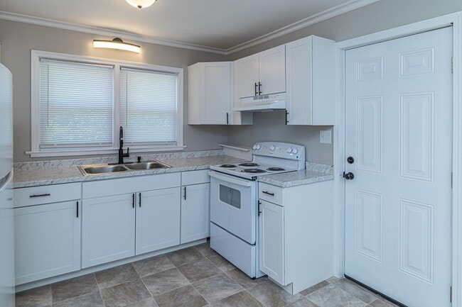 Building Photo - 3 BR | 1 BA Brick Home in Goldsboro - just...
