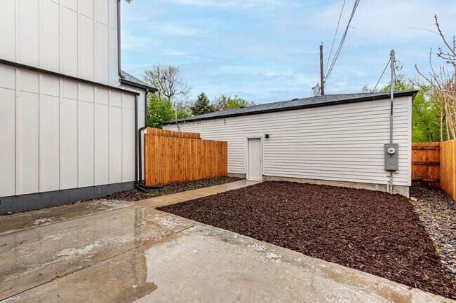 Building Photo - 1463L Dahlia St