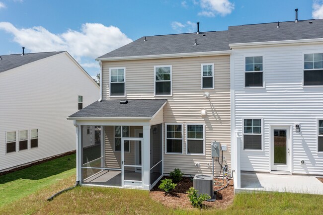 Building Photo - 5715 Woodlawn Dr
