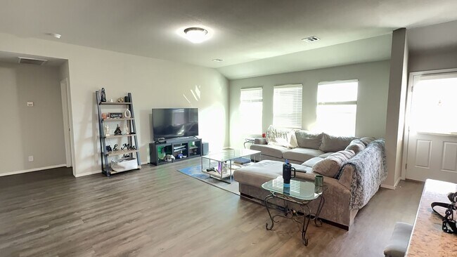 Building Photo - Welcome to your beautiful 4 bedroom, 2 bath home located in Bixby!