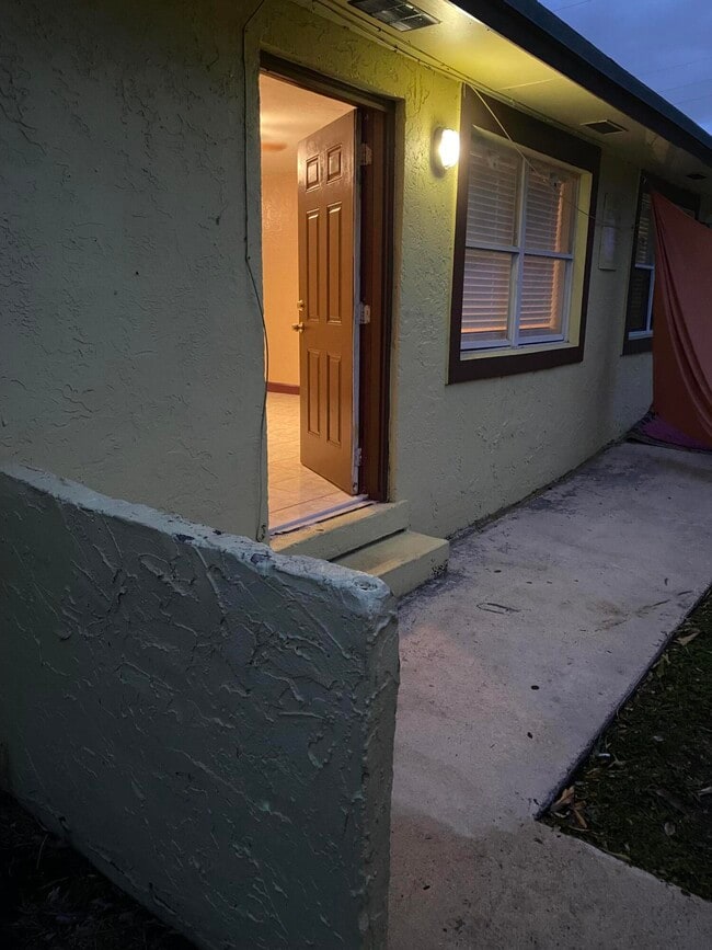 Building Photo - 915 5th St