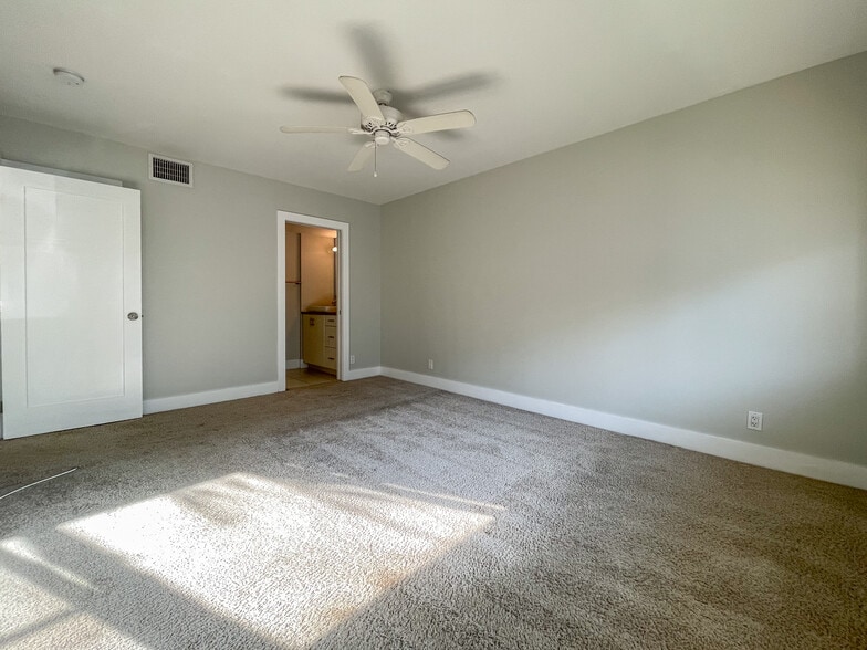 Building Photo - 64 Isle Of Venice Dr