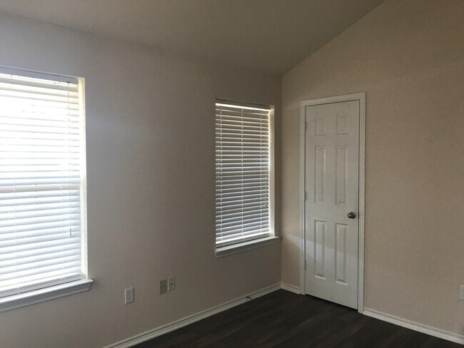 Building Photo - 4/2/2 Fenced yard NORTH LONGVIEW