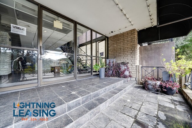 Building Photo - 3949-3945 Los Feliz Blvd