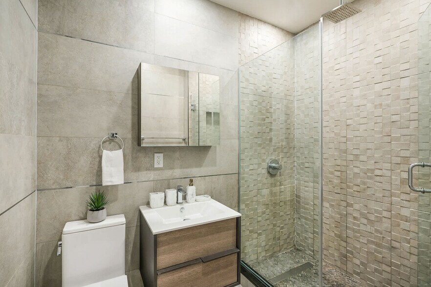 Building Photo - 317 E 78th St