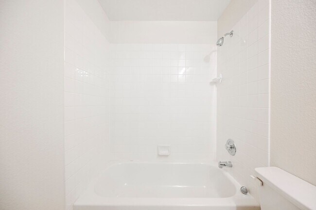 Building Photo - Gated Community townhome, with private garage
