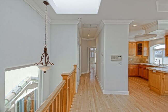 Building Photo - VERY BRIGHT, SPACIOUS & AIRY GOLDEN HILLS ...