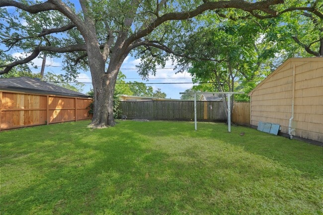 Building Photo - 9519 Val Verde St