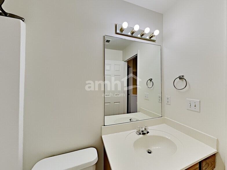 Building Photo - 710 Bob White Ct