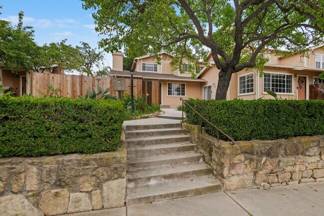 Building Photo - Fully Remodeled East Side Townhome – Furnished & Move-In Ready!