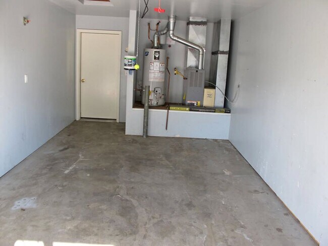 Building Photo - **Winter Special** 2 bed 1 bath duplex