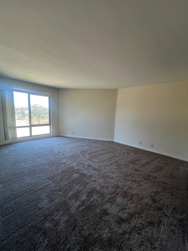 Building Photo - 3 Bedroom 2 Bath Condo in Beautiful La mes...