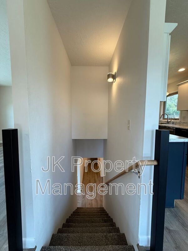 Building Photo - 105 Riverview Dr W