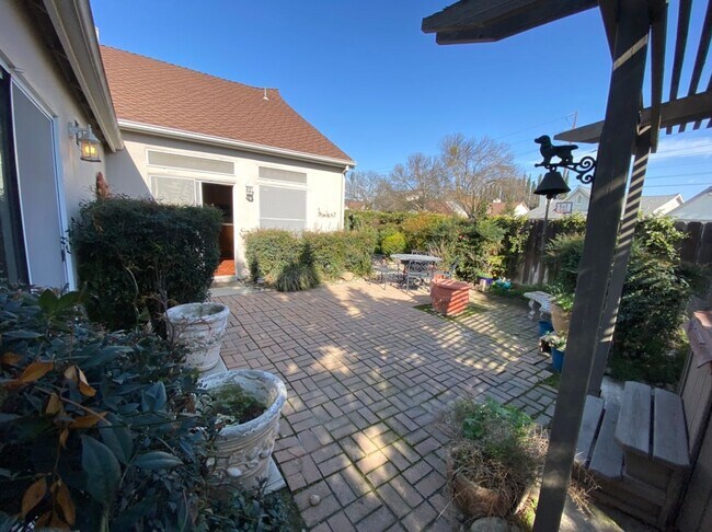 Building Photo - Single story located on a court!