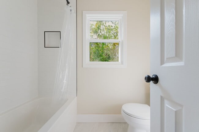 Building Photo - Beautiful Renovated 3 Bedroom and 2 Bathroom Home