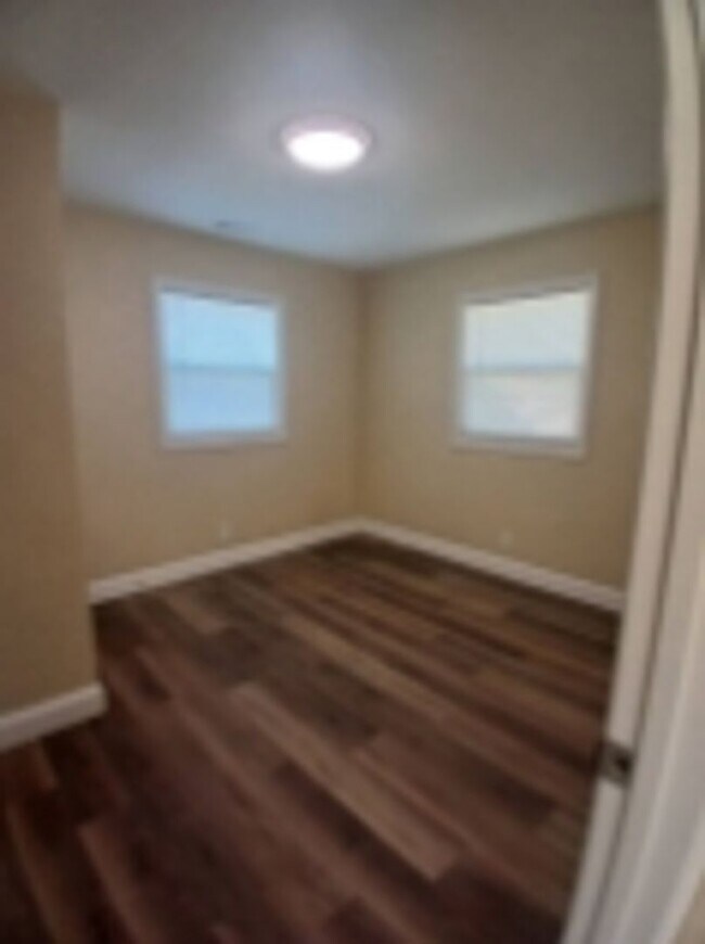 Building Photo - Newly renovated 3 bedroom