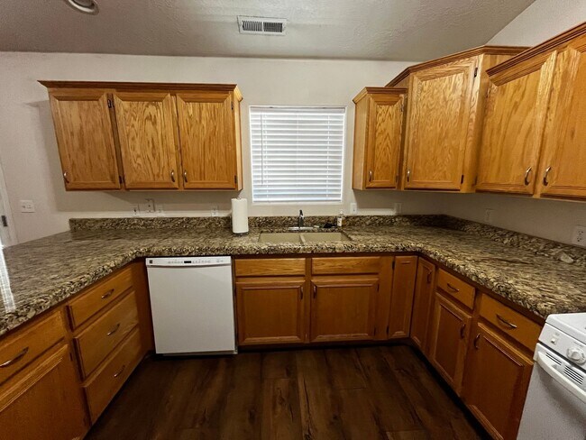 Building Photo - Cozy Private Pet Friendly Home!!