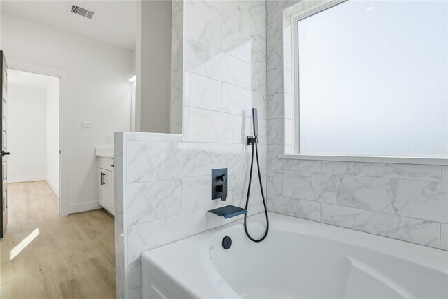 Building Photo - 712 Delano St