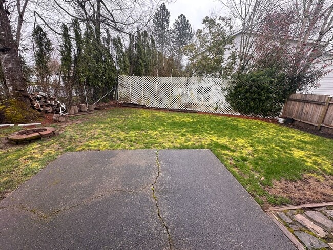 Building Photo - 912-916 NE Hacienda Ct