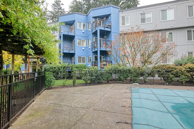 Building Photo - Tualatin Greens 2 bedroom/2 bath Condo