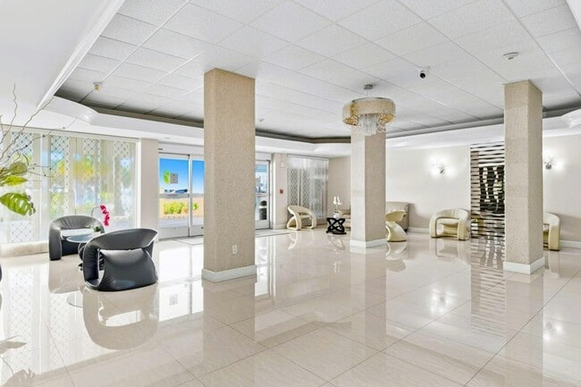 Building Photo - 1833 S Ocean Dr