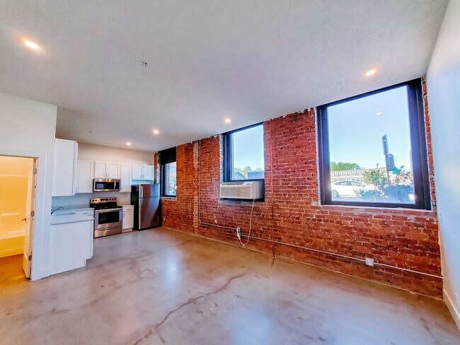 Building Photo - Exposed Brick Studio Apartment at a Great Price!