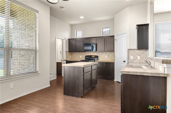 Building Photo - 570 Creekside Cir
