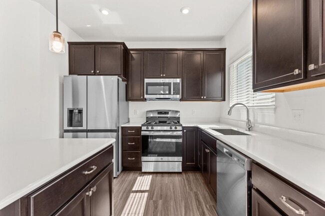 Building Photo - 126 Cardow Dr