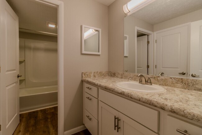 Building Photo - Spacious Dream Apartment — Right Where You...