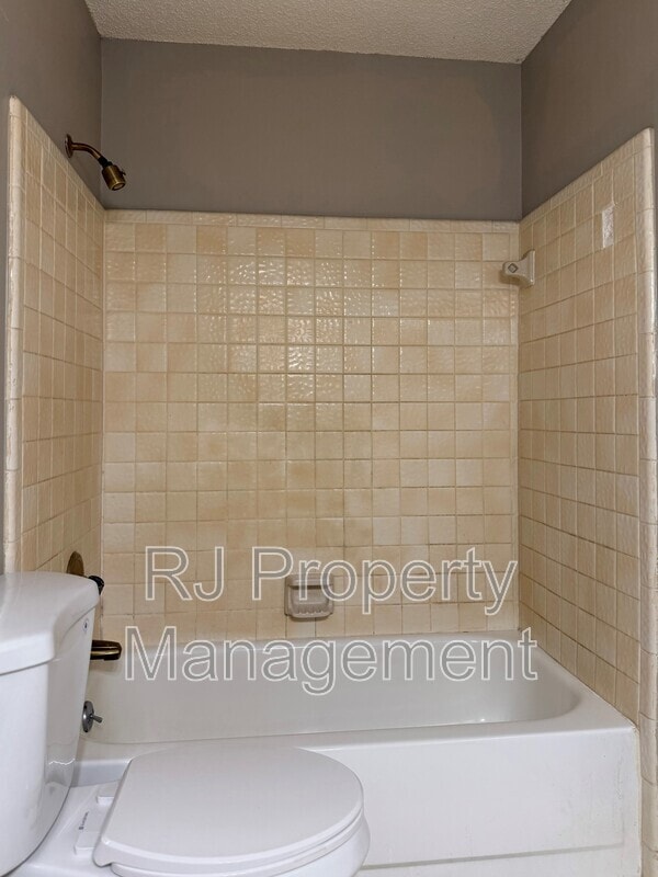 Building Photo - 5996 Parktree Cove