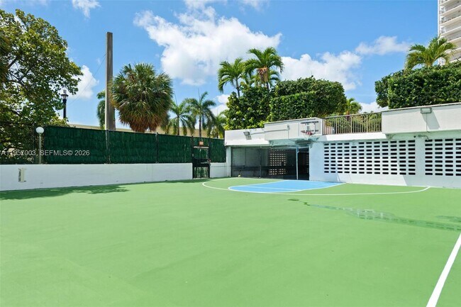 Building Photo - 4101 Pine Tree Dr