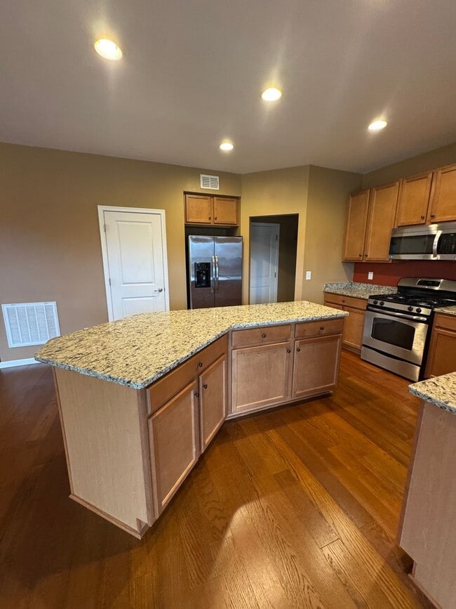 Building Photo - 4 bedroom 2.5 bathroom in Bellevue's Avondale Park neighborhood.  All bedrooms upstairs, open con...