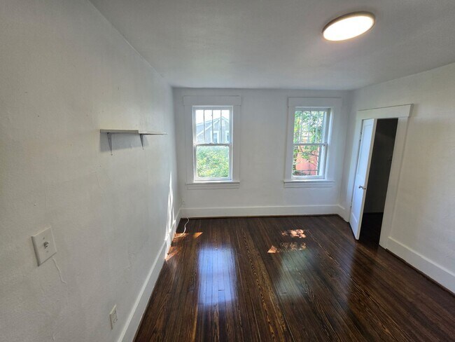 Building Photo - 3 br 1 bath house