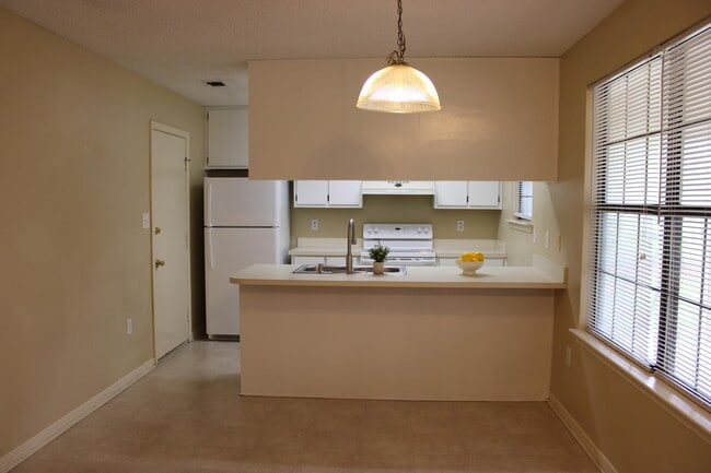 Building Photo - 2138 Edgewood Dr