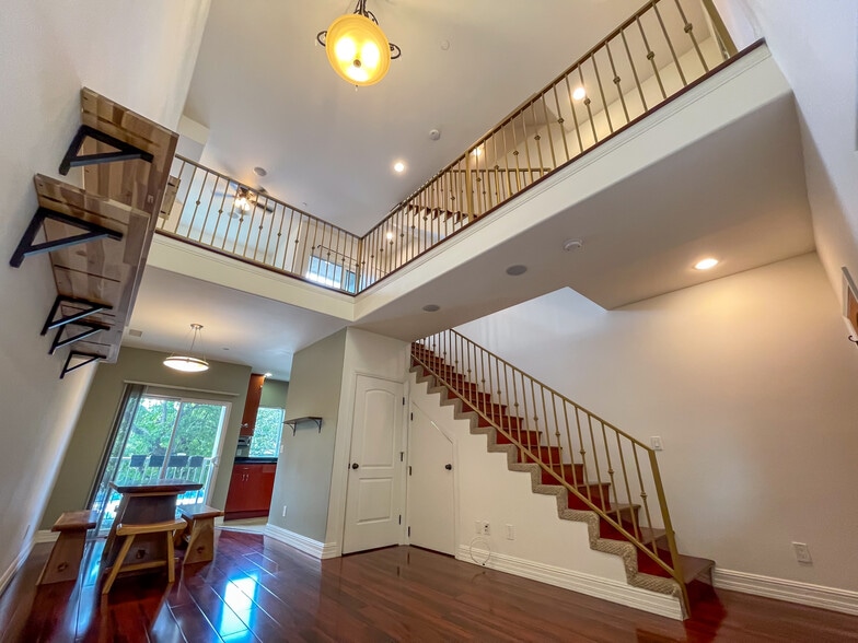 Building Photo - 2027 Beloit Ave