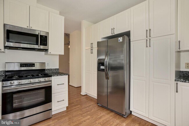 Building Photo - 4139 Fountainside Ln