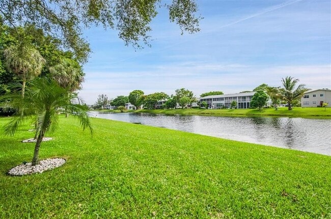 Building Photo - 102 Westbury E