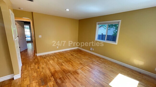 Building Photo - 2 Primary Suites + Huge Yard in Markham - ...