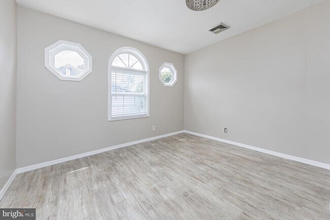 Building Photo - 1304 Clearbrook Ave