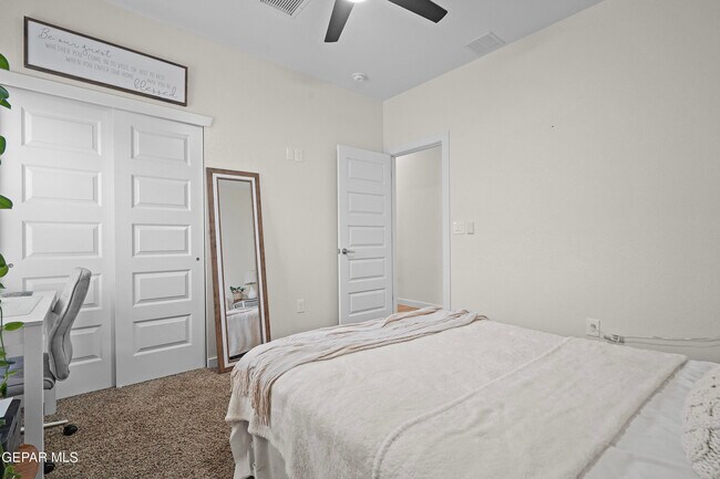 Building Photo - 444 Deserts Dr