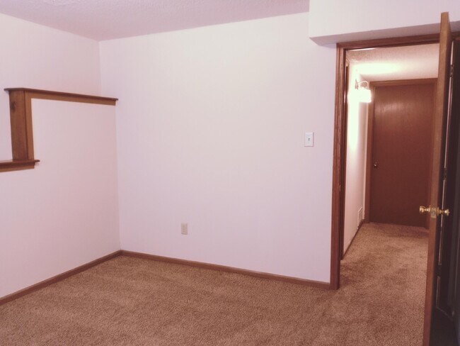 Building Photo - 1121 S Roseta Ave